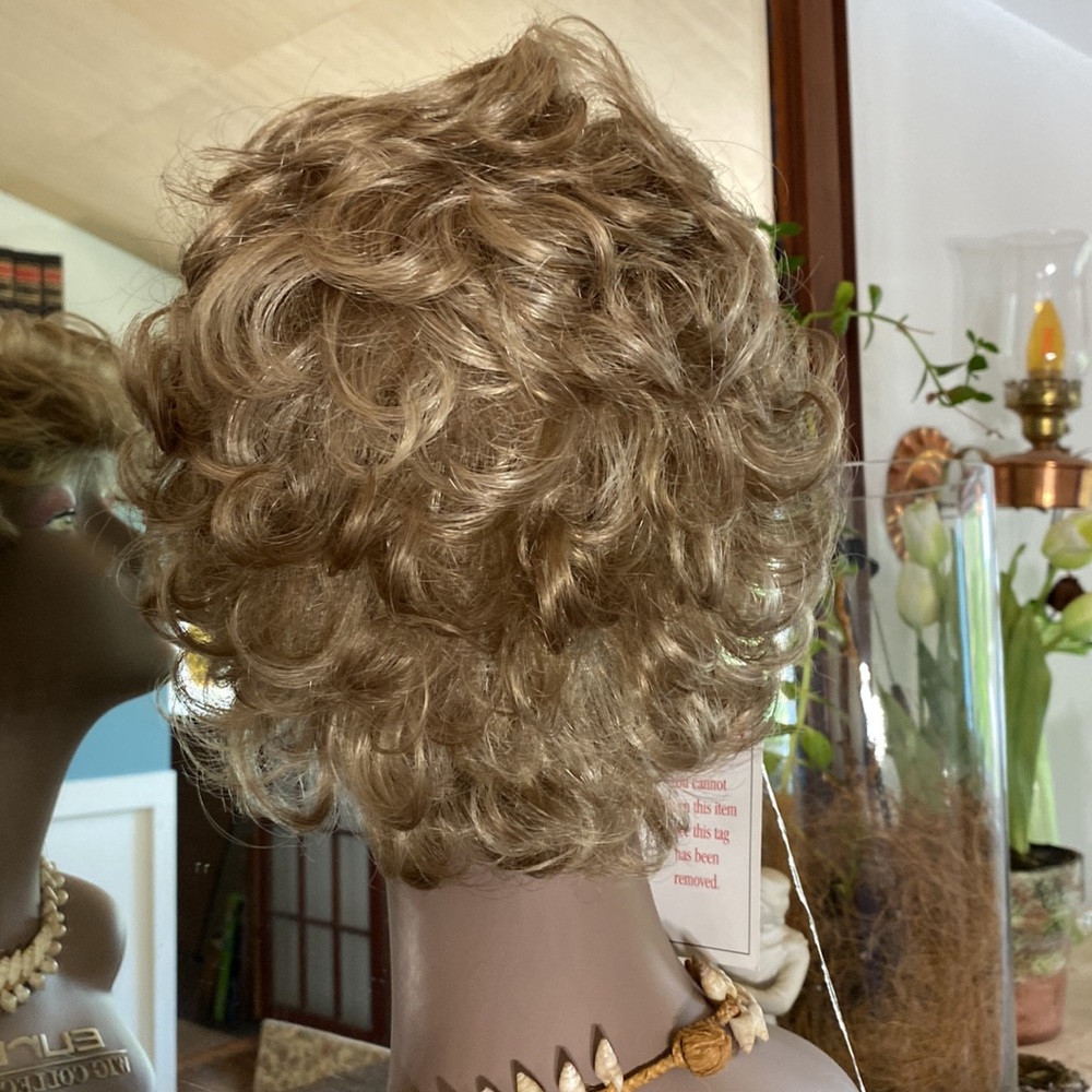 Wig - Picture 3 of 7